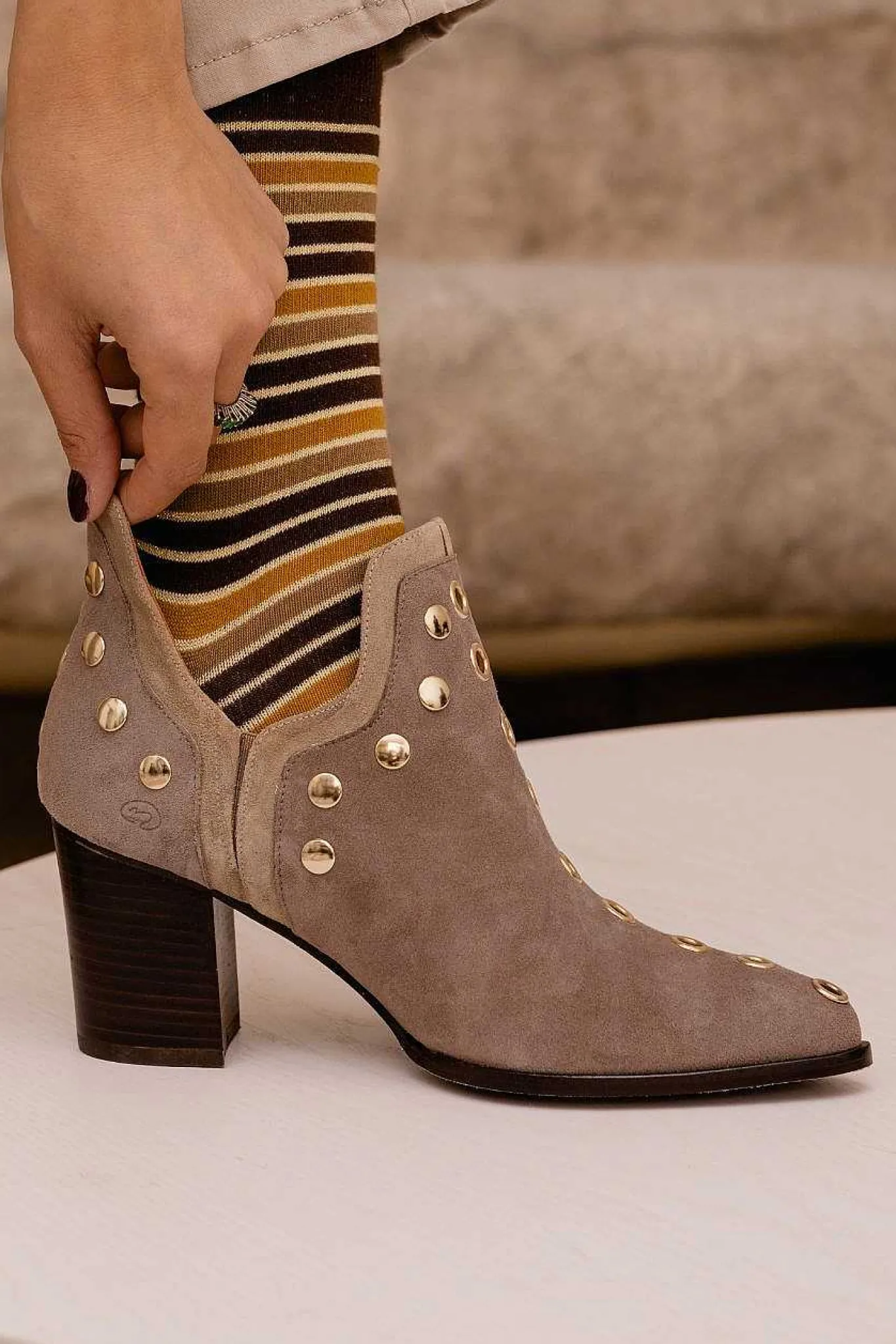 Mujer MICUIR Punky Boots-Punky Boots Ante Beige Con Tacón Tachas Oro 7Cm